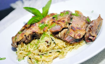 O confit de pato pode ser saboreado no restaurante Azul Culinária